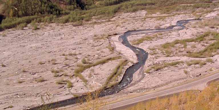 Figure 13.20 The braided Coldwater River, Mount St. Helens, Washington. [SE]