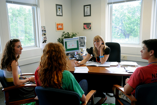 Students meeting with agent at the Tulane Public Relations desk during Orientation