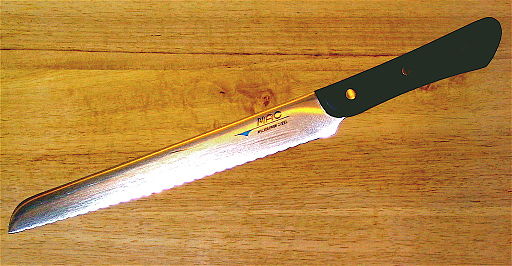 image of a serrated knife that has its edge lined with small teeth