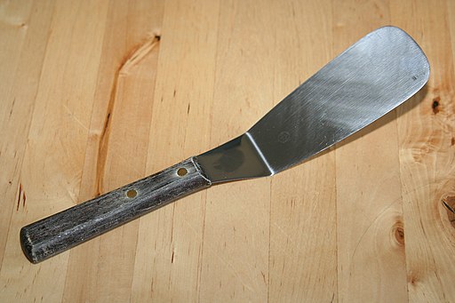 image of an offset spatula that has a thin, flat metal dull blade or paddle at one end