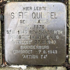 Photo of the metal "Stolperstein" plaque.
