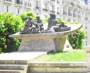 Color photo of the Monument at the Place des Martyrs Juifs du Vélodrome d’Hiver